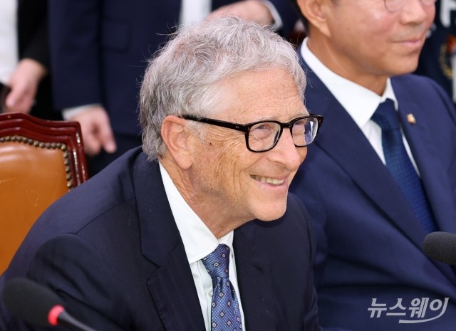 미소 머금고 발언하는 마이크로소프트 창업자인 빌 게이츠 게이츠재단 이사장