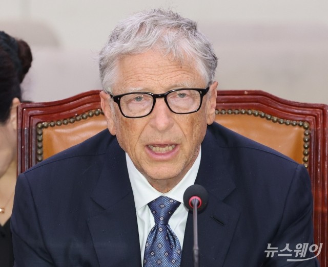 국회 외교통일위원회 찾아 발언하는 빌 게이츠