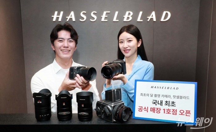 프리미엄 브랜드 공식 수입원 게이트비젼이 20일 서울 서초구 신세계백화점 강남점에서 열린 프리미엄 플래그십 카메라 브랜드 핫셀블라드 국내 공식 매장 1호점 개장 행사에서 자사 제품을 소개하고 있다. 사진=게이트비젼