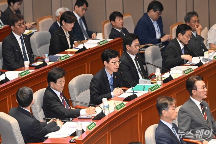 (두 번째 줄 왼쪽 세 번째)박윤주 외교부 차관이 25일 오전 서울 여의도 국회 본관에서 열린 제428회국회(임시회) 예산결산특별위원회 전체회의에서 김기웅 국민의힘 의원의 질의에 답하고 있다. 사진=강민석 기자 kms@newsway.co.kr