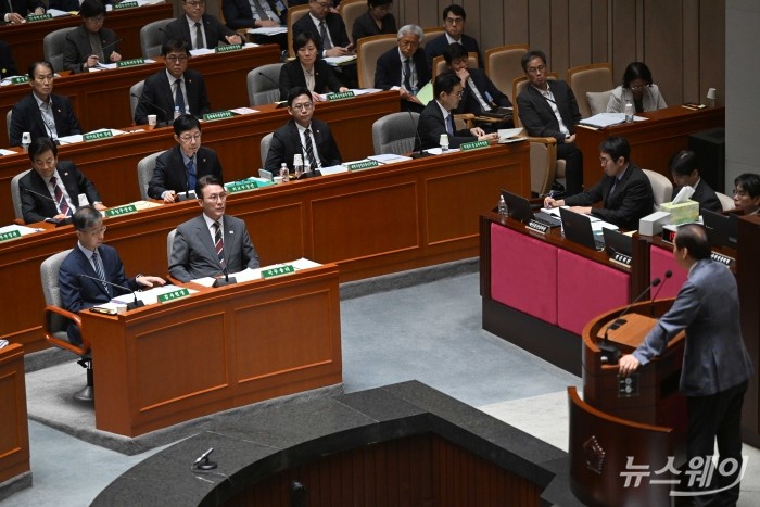 (두 번째 줄 오른쪽 다섯 번째)박윤주 외교부 차관이 25일 오전 서울 여의도 국회 본관에서 열린 제428회국회(임시회) 예산결산특별위원회 전체회의에서 김기웅 국민의힘 의원의 질의에 답하고 있다. 사진=강민석 기자 kms@newsway.co.kr