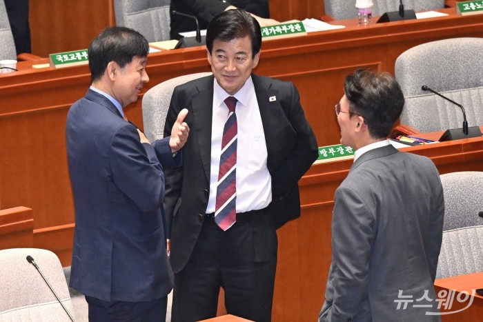 예결위 정회 후 대화 나누는 김민석·구윤철·정동영