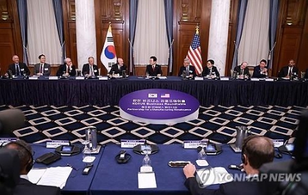 이재명 대통령이 25일(현지시간) 미국 워싱턴DC 윌라드 호텔에서 열린 한미 비즈니스 라운드 테이블에서 러트닉 미국 상무장관의 발언을 듣고 있다. 사진=연합뉴스