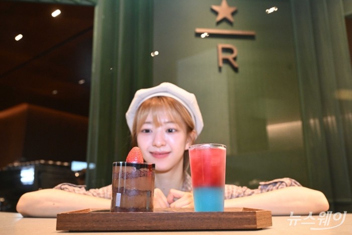 스타벅스가 26일 오전 서울 종로구 KT광화문빌딩 WEST 내에 위치한 도심형 리저브 전용 매장 '리저브광화문'에서 정식 개점을 이틀 앞두고 프리미엄 커피와 디저트 등을 소개하고 있다. 사진=강민석 기자 kms@newsway.co.kr