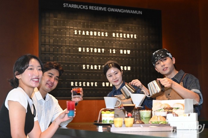 스타벅스가 26일 오전 서울 종로구 KT광화문빌딩 WEST 내에 위치한 도심형 리저브 전용 매장 '리저브광화문'에서 정식 개점을 이틀 앞두고 프리미엄 커피와 디저트 등을 소개하고 있다. 사진=강민석 기자 kms@newsway.co.kr