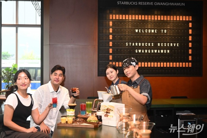 스타벅스가 26일 오전 서울 종로구 KT광화문빌딩 WEST 내에 위치한 도심형 리저브 전용 매장 '리저브광화문'에서 정식 개점을 이틀 앞두고 프리미엄 커피와 디저트 등을 소개하고 있다. 사진=강민석 기자 kms@newsway.co.kr