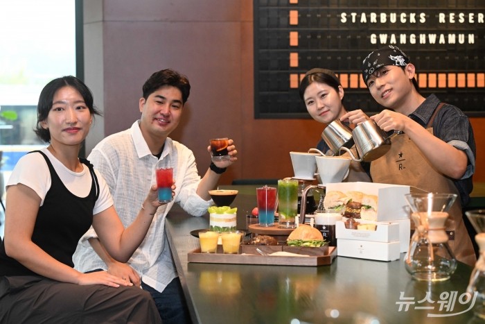 스타벅스가 26일 오전 서울 종로구 KT광화문빌딩 WEST 내에 위치한 도심형 리저브 전용 매장 '리저브광화문'에서 정식 개점 이틀 앞두고 프리미엄 커피와 디저트 등을 소개하고 있다. 사진=강민석 기자 kms@newsway.co.kr