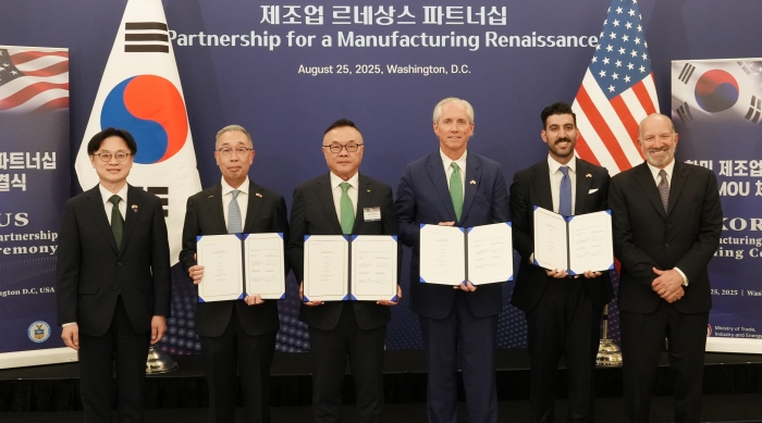 사진=두산에너빌리티 제공. 25일(현지시각) 미국 워싱턴 D.C.에서 '한미 비즈니스 라운드 테이블' 직후 진행된 SMR 사업협력을 위한 양해각서(MOU) 체결식에서 참석자들이 기념촬영을 하고 있다. 왼쪽부터 김정관 산업통상자원부 장관, 박지원 두산에너빌리티 회장, 황주호 한수원 사장, 클레이 셀(Clay Sell) 엑스-에너지 CEO, 섀넌 켈로그(Shannon Kellogg) AWS 부사장, 하워드 러트닉(Howard Lutnick) 미국 상무부 장관.