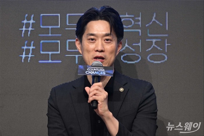 노용석 중소벤처기업부 차관이 26일 오후 서울 강남구 조선팰리스에서 열린 '민관협력 오픈이노베이션' 협약식에서 좌담회에 참석해 발언을 하고 있다. 사진=강민석 기자 kms@newsway.co.kr