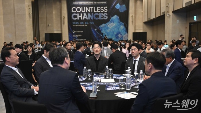 (12시방향에서 시계방향으로)노용석 중소벤처기업부 차관, 박상균 에픽카 대표, 이재훈 에코프로파트너스 대표, 이덕재 LG유플러스 전무, 전승배 풀무원 전무, 안정호 한국수자원공사 상임이사, 고홍병 한국에자이 대표, 김민승 솔닥 대표가 26일 오후 서울 강남구 조선팰리스에서 열린 '민관협력 오픈이노베이션' 협약식에 참석해 자리하고 있다. 사진=강민석 기자 kms@newsway.co.kr