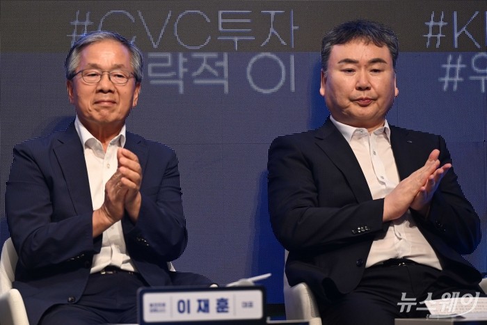 (왼쪽)이재훈 에코프로파트너스 대표, 안정호 한국수자원공사 상임이사가 26일 오후 서울 강남구 조선팰리스에서 열린 '민관협력 오픈이노베이션' 협약식에서 좌담회 참석해 박수를 치고 있다. 사진=강민석 기자 kms@newsway.co.kr