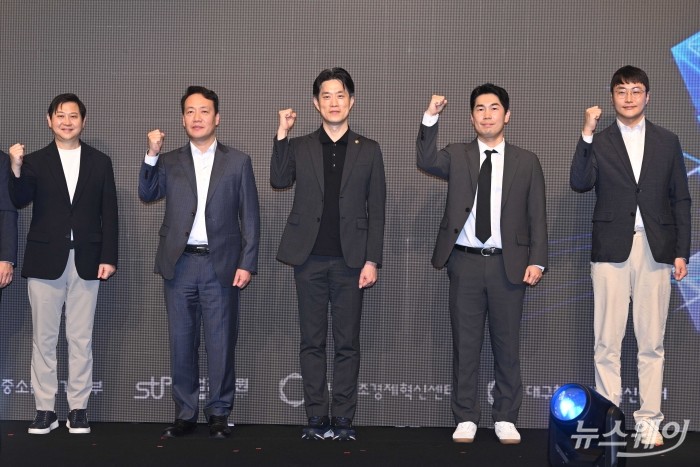 (오른쪽 세 번째)노용석 중소벤처기업부 차관을 비롯한 내빈들이 26일 오후 서울 강남구 조선팰리스에서 열린 '민관협력 오픈이노베이션' 협약식에서 세리머니를 마친 뒤 기념촬영을 하고 있다. 사진=강민석 기자 kms@newsway.co.kr