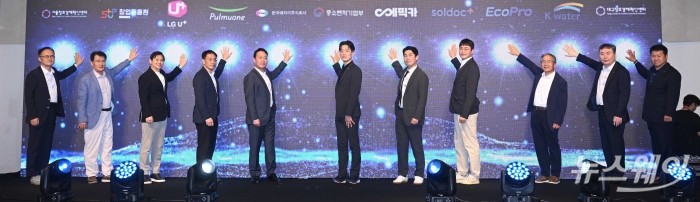 (왼쪽 여섯 번째)노용석 중소벤처기업부 차관을 비롯한 내빈들이 26일 오후 서울 강남구 조선팰리스에서 열린 '민관협력 오픈이노베이션' 협약식에서 세리머니를 하고 있다. 사진=강민석 기자 kms@newsway.co.kr