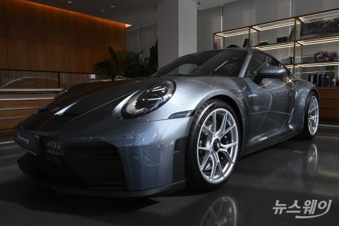 자연흡기 4.0 리터 박서 엔진 탑재된 '신형 911 GT3 투어링 패키지'···제로백 3.4초
