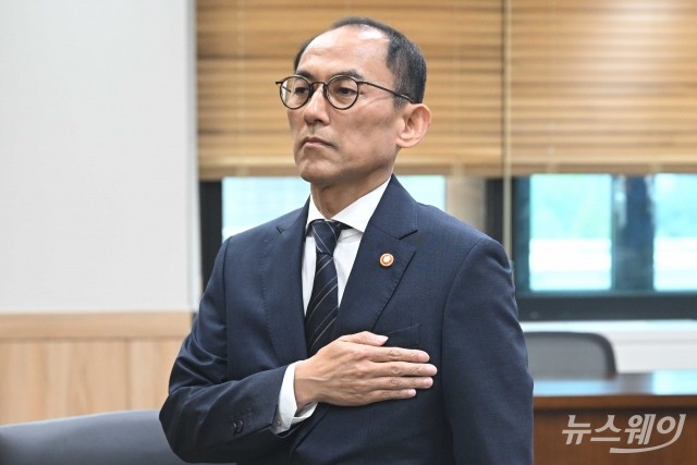 'SKT 제재안 심의' 전체회의 앞서 국민의례하는 고학수 개보위원장