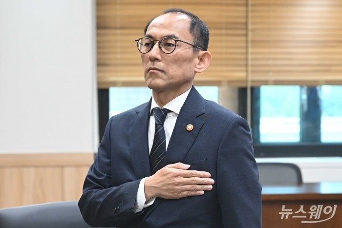 'SKT 제재안 심의' 전체회의 앞서 국민의례하는 고학수 개보위원장