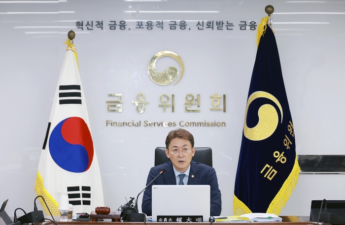 권대영 증권선물위원회 위원장이 27일 오후 서울 종로구 정부서울청사에서 개최한 증권선물위원회 회의 중 모두발언을 통해 향후 증권선물위원회 운영방향과 당부사항을 밝혔다. 사진=금융위원회 제공
