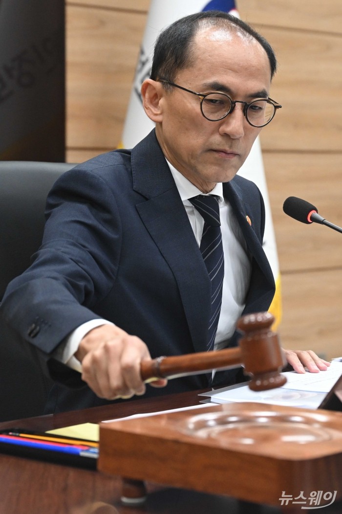 고학수 개인정보보호위원회 위원장을 비롯한 참석자들이 27일 오후 서울 종로구 정부서울청사에서 열린 SK텔레콤 해킹사태 과징금 안건에 대한 전체회의에서 의사봉을 두드리고 있다. 사진=강민석 기자 kms@newsway.co.kr