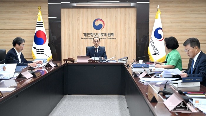 고학수 개인정보보호위원회 위원장이 27일 오후 서울 종로구 정부서울청사에서 열린 SK텔레콤 해킹사태 과징금 안건에 대한 전체회의에서 모두발언을 하고 있다. 사진=강민석 기자 kms@newsway.co.kr