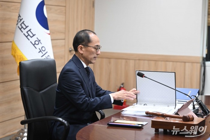 고학수 개인정보보호위원회 위원장이 27일 오후 서울 종로구 정부서울청사에서 열린 SK텔레콤 해킹사태 과징금 안건에 대한 전체회의를 주재하며 자료를 살펴보고 있다. 사진=강민석 기자 kms@newsway.co.kr
