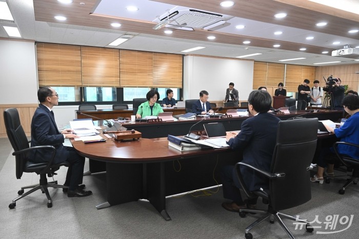 고학수 개인정보보호위원회 위원장이 27일 오후 서울 종로구 정부서울청사에서 열린 SK텔레콤 해킹사태 과징금 안건에 대한 전체회의에서 모두발언을 하고 있다. 사진=강민석 기자 kms@newsway.co.kr