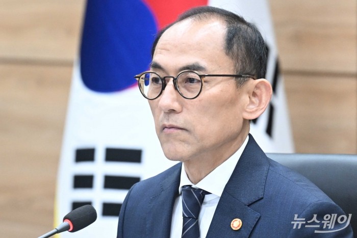 고학수 개인정보보호위원회 위원장이 27일 오후 서울 종로구 정부서울청사에서 열린 SK텔레콤 해킹사태 과징금 안건에 대한 전체회의를 주재하고 있다. 사진=강민석 기자 kms@newsway.co.kr