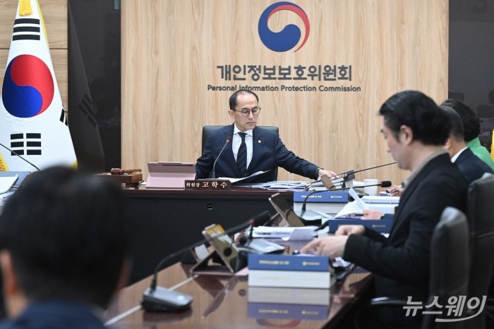 고학수 개인정보보호위원회 위원장이 27일 오후 서울 종로구 정부서울청사에서 열린 SK텔레콤 해킹사태 과징금 안건에 대한 전체회의를 주재하며 자료를 살펴보고 있다. 사진=강민석 기자 kms@newsway.co.kr