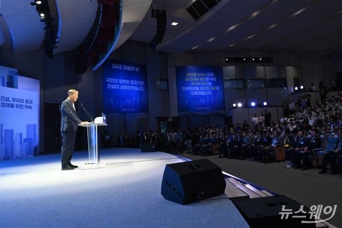 한승구 대한건설단체총연합회 회장이 27일 오전 서울 강남구 건설회관에서 열린 2025 건설의 날 기념식에서 환영사를 하고 있다. 사진=강민석 기자 kms@newsway.co.kr