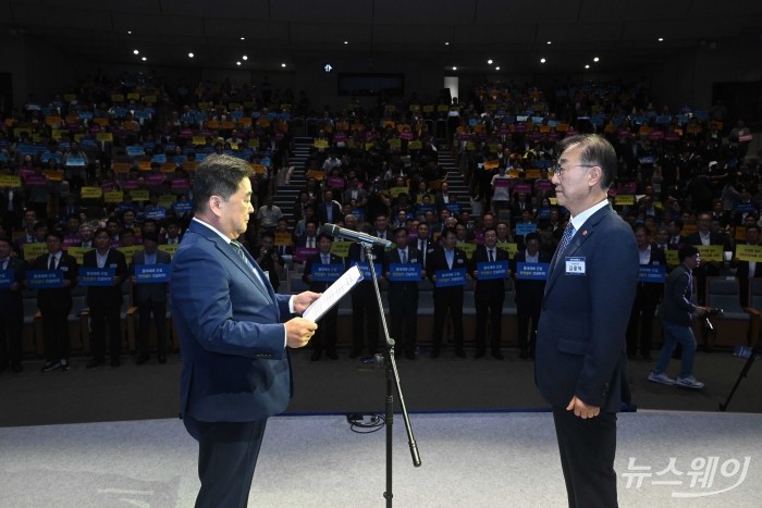 (왼쪽)최태진 대한건설협회 서울특별시회장 겸 현도종합건설 회장이 27일 오전 서울 강남구 건설회관에서 열린 2025 건설의 날 기념식에서 '건설현장 중대산업재해 근절과 건설안전 문화 혁신을 위한 결의문'을 낭독하고 있다. (왼쪽부터)최 회장, 김윤덕 국토교통부 장관. 사진=강민석 기자 kms@newsway.co.kr