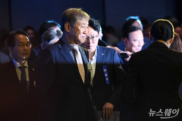 한승구 대한건설단체총연합회 회장이 27일 오전 서울 강남구 건설회관에서 열린 2025 건설의 날 기념식에 참석하기 위해 자리로 향하고 있다. 사진=강민석 기자 kms@newsway.co.kr