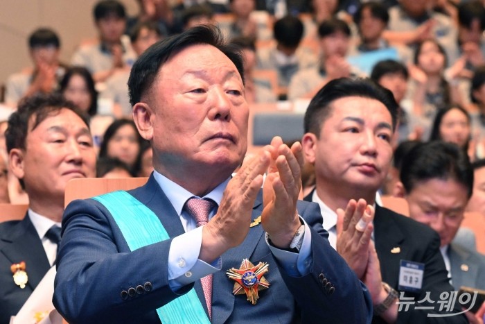 금탑산업훈장을 수상한 김상수 한림건설 회장이 27일 오전 서울 강남구 건설회관에서 열린 2025 건설의 날 기념식에 배석해 박수를 치고 있다. 사진=강민석 기자 kms@newsway.co.kr