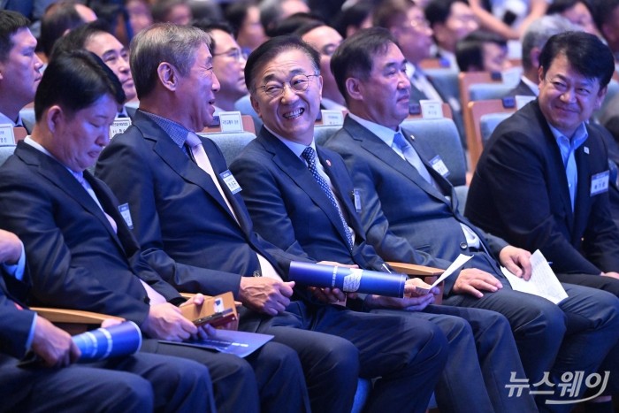 (앞 줄 오른쪽 세 번째)김윤덕 국토교통부 장관과 (앞 줄 왼쪽 두 번째)한승구 대한건설단체총연합회 회장이 27일 오전 서울 강남구 건설회관에서 열린 2025 건설의 날 기념식에 배석해 대화하고 있다. 사진=강민석 기자 kms@newsway.co.kr