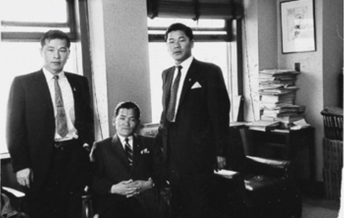 1962년 11월 4일 최종현 선대회장은 전날 귀국 후 바로 선경직물 부사장으로 취임했다. 최종현 선대회장(왼쪽)과 최종건 창업회장(오른쪽). (사진제공=SK)