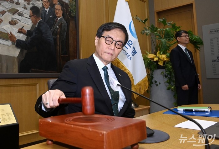 이창용 한국은행 총재가 28일 오전 서울 중구 한국은행에서 열린 금융통화위원회에서 의사봉을 두드리고 있다. <br />
2025.08.28 사진공동취재단 사진=사진공동취재단