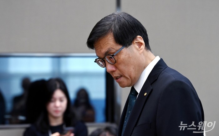 이창용 한국은행 총재가 28일 오전 서울 중구 한국은행에서 열린 금융통화위원회에 입장하고 있다. 사진=사진공동취재단