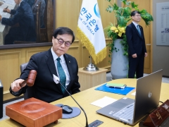 한은, 이번에도 기준금리 2.50% 동결···집값·가계대출 발목(종합)