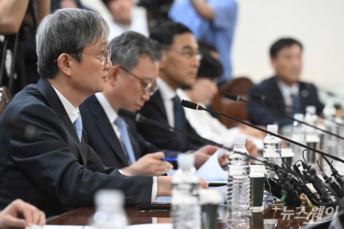 이찬진 금융감독원장이 28일 오후 서울 중구 은행회관에서 열린 은행장 간담회에서 모두발언을 하고 있다. 사진=강민석 기자 kms@newsway.co.kr