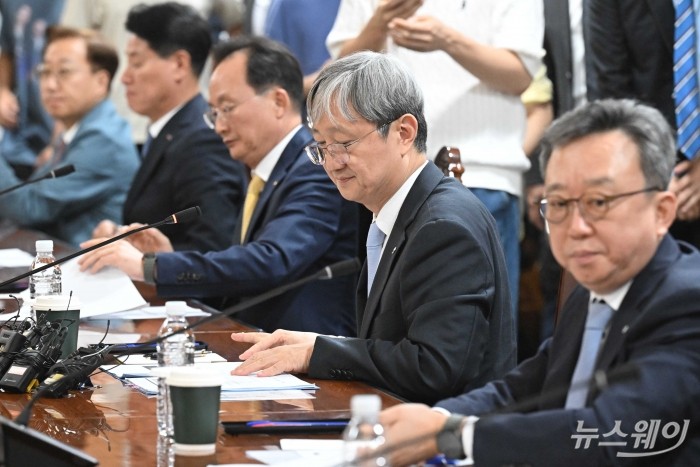 이찬진 금융감독원장이 28일 오후 서울 중구 은행회관에서 열린 은행장 간담회에서 자료를 살펴보고 있다. 사진=강민석 기자 kms@newsway.co.kr