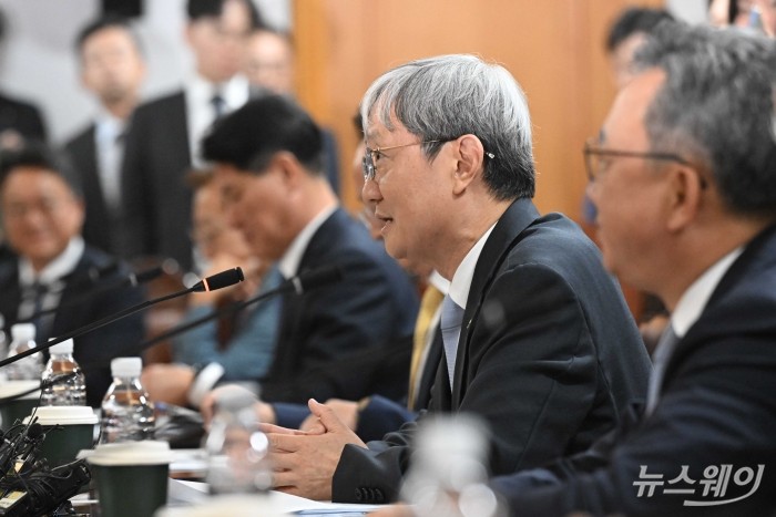 이찬진 금융감독원장이 28일 오후 서울 중구 은행회관에서 열린 은행장 간담회에서 모두발언을 하고 있다. 사진=강민석 기자 kms@newsway.co.kr