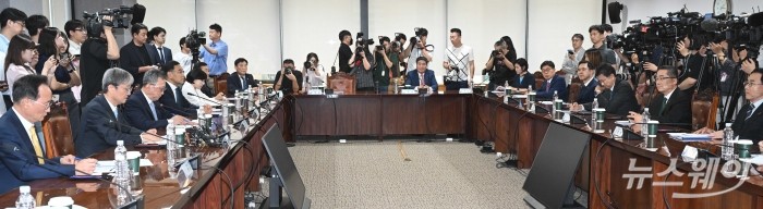 (왼쪽 두 번째)이찬진 금융감독원장이 28일 오후 서울 중구 은행회관에서 열린 은행장 간담회에서 모두발언을 하고 있다. 사진=강민석 기자 kms@newsway.co.kr