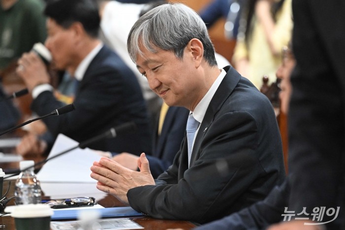 이찬진 금융감독원장이 28일 오후 서울 중구 은행회관에서 열린 은행장 간담회에서 자료를 살펴보고 있다. 사진=강민석 기자 kms@newsway.co.kr
