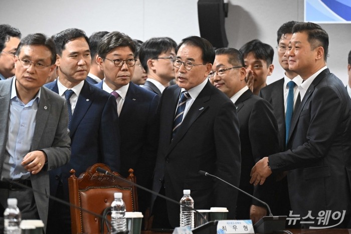 (중앙)조용병 은행연합회장을 비롯한 내빈들이 28일 오후 서울 중구 은행회관에서 열린 은행장 간담회에서 기념촬영을 마친 뒤 자리로 향하고 있다. 사진=강민석 기자 kms@newsway.co.kr