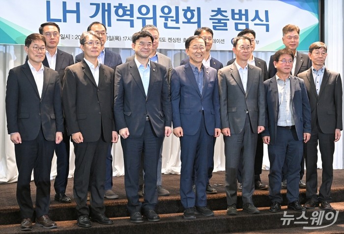 김윤덕 국토교통부 장관과 참석자들이 28일 서울 영등포구 여의도 켄싱턴호텔에서 열린 'LH 개혁위원회 출범식'에서 기념사진을 촬영하고 있다. 사진=이수길 기자 Leo2004@newsway.co.kr
