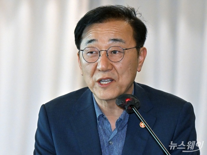 김윤덕 국토교통부 장관이 28일 서울 영등포구 여의도 켄싱턴호텔에서 열린 'LH 개혁위원회 출범식'에서 인사말을 하고 있다. 사진=이수길 기자 Leo2004@newsway.co.kr