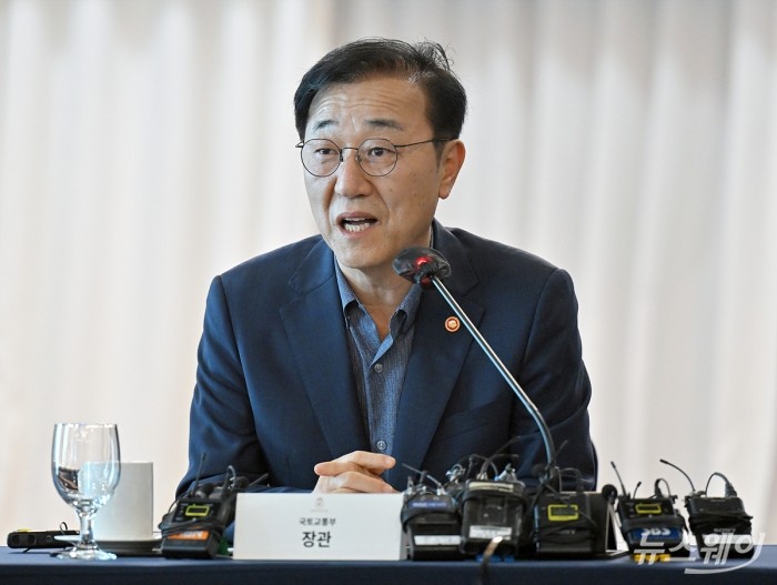 김윤덕 국토교통부 장관이 28일 서울 영등포구 여의도 켄싱턴호텔에서 열린 'LH 개혁위원회 출범식'에서 인사말을 하고 있다. 사진=이수길 기자 Leo2004@newsway.co.kr