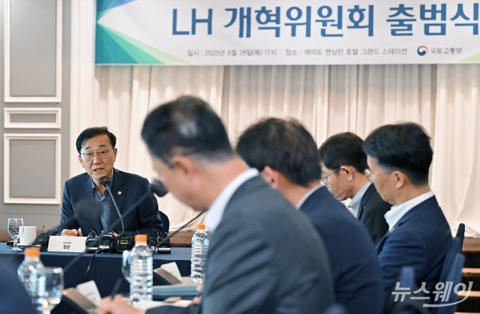 김윤덕 국토교통부 장관이 28일 서울 영등포구 여의도 켄싱턴호텔에서 열린 'LH 개혁위원회 출범식'에서 인사말을 하고 있다. 사진=이수길 기자 Leo2004@newsway.co.kr