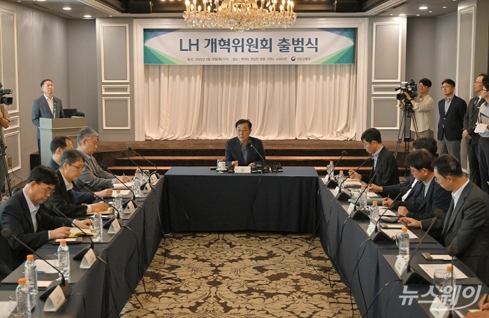 김윤덕 국토교통부 장관이 28일 서울 영등포구 여의도 켄싱턴호텔에서 열린 'LH 개혁위원회 출범식'에서 인사말을 하고 있다. 사진=이수길 기자 Leo2004@newsway.co.kr