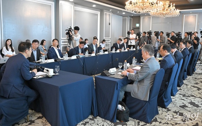 김윤덕 국토교통부 장관이 28일 서울 영등포구 여의도 켄싱턴호텔에서 열린 'LH 개혁위원회 출범식'에서 인사말을 하고 있다. 사진=이수길 기자 Leo2004@newsway.co.kr