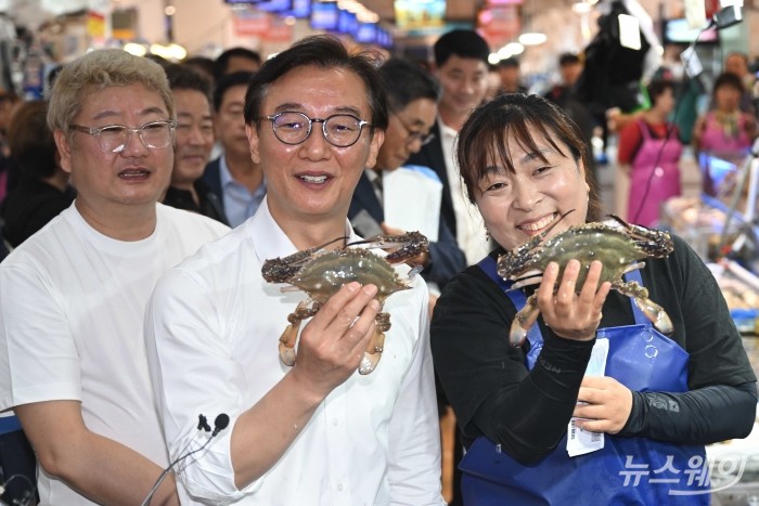 전재수 해양수산부 장관이 29일 오전 서울 동작구 노량진수산시장을 찾아 현장점검하던 중 온누리상품권을 상인에게 지불한 뒤 구매한 꽃게를 들어 보이고 있다. 사진=강민석 기자 kms@newsway.co.kr