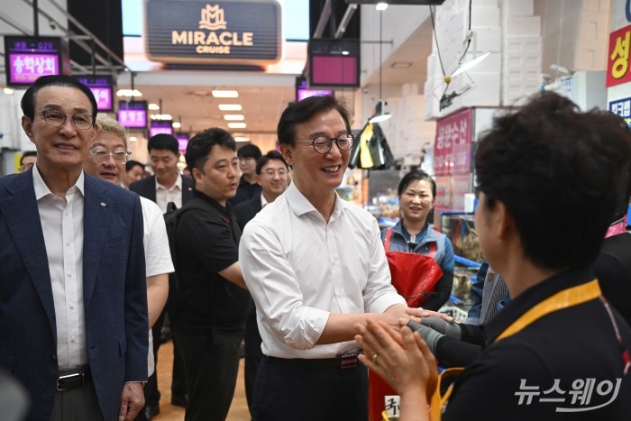 전재수 해양수산부 장관이 29일 오전 서울 동작구 노량진수산시장을 찾아 현장점검을 하던 중 상인과 인사를 하고 있다. 사진=강민석 기자 kms@newsway.co.kr